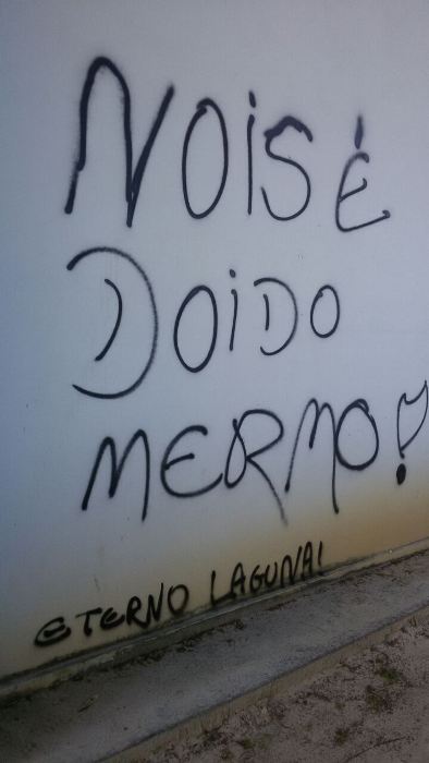 “Nois é doido”: morador flagra pichadores agindo em prédio público do Laguna