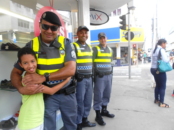 Centro de Linhares: menino surpreende policial militar com abraço