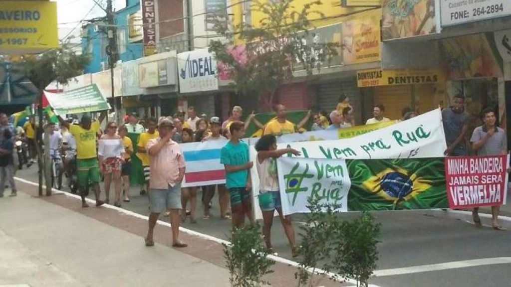 Vem pra rua: poucos manifestantes participam de movimento em Linhares