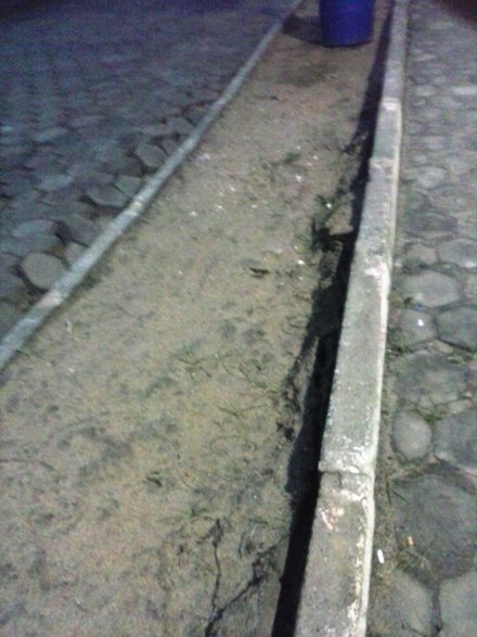 Avenida ‘afunda’ no bairro Araçá