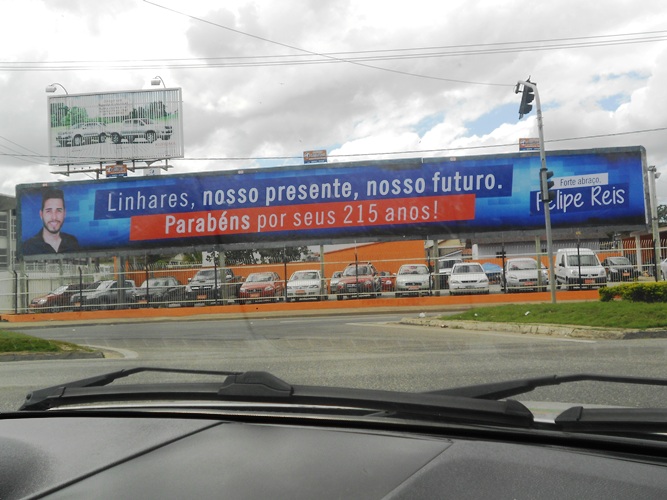 Linhares 215 anos: jovem parabeniza Linhares em outdoor ‘gigante’