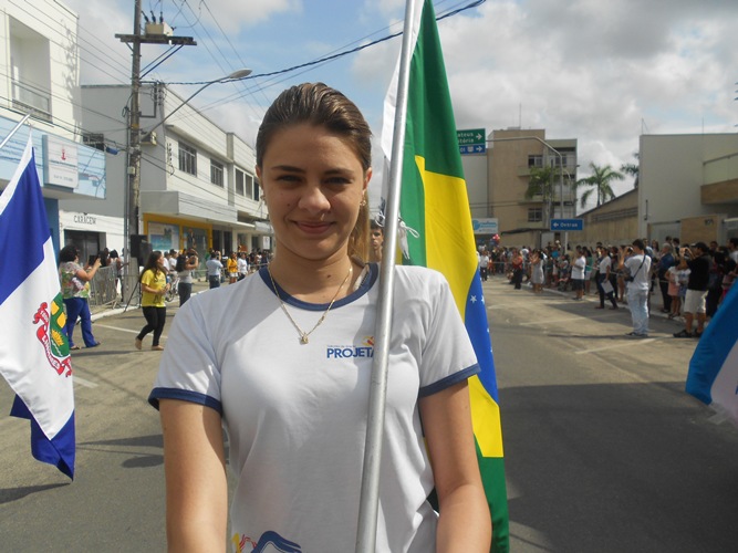 Mais de 40 fotos: Desfile Cívico leva milhares à Avenida Governador Lindemberg