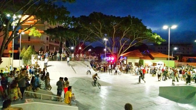 Agora sim: população lota Praça Régis Bittencourt durante inauguração do Skate Park