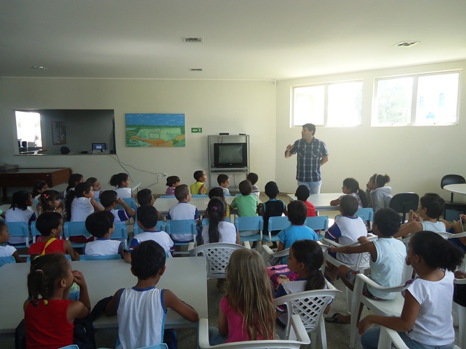 Crianças usam TV que ficou mais de 10 anos embalada na Biblioteca de Linhares