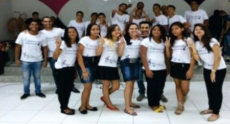 Adolescentes em clima de festa no Linhares V