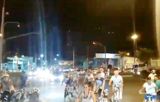 (Vídeo) Pedal Apitaço: motorista ameaça atropelar ciclistas em frente à Joanna Darc