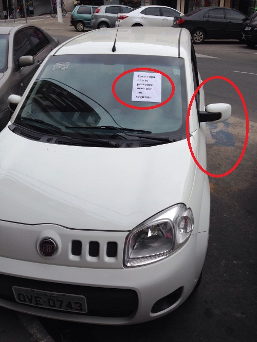 Carro do SISPML é fotografado em espaço para deficientes no Centro de Linhares 
