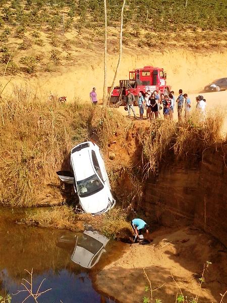 Carro com quatro ocupantes cai em ribanceira e vai parar na margem de rio