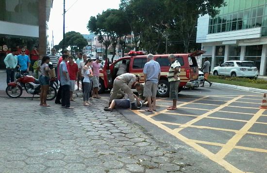 Motociclista sai ferido de acidente em cruzamento da Getúlio Vargas