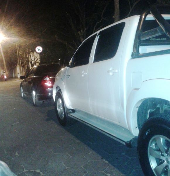 Estacionamento coletivo e em local proibido deixa internauta indignado