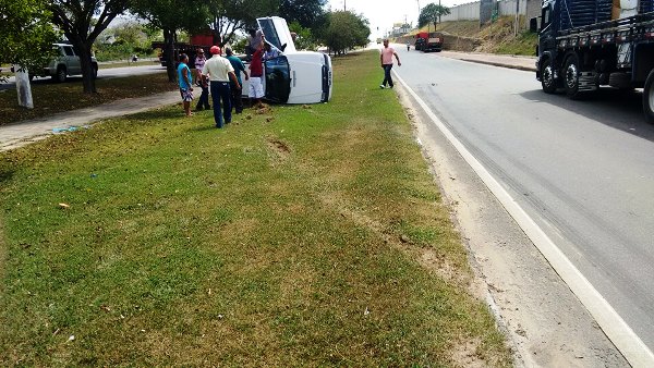Linhares: Carro capota na lateral da BR-101