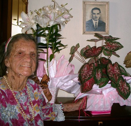 Aos 96 anos: Tia Dulce não recebe mais atenção de “ilustres” e nem dá mais milho aos pombos