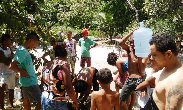 Sem água? Dona de casa compartilha poço e faz a alegria de moradores no Araçá