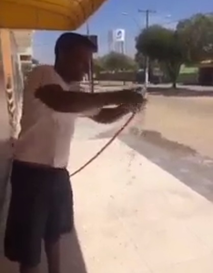 Seus pobres: vídeo mostra brincadeira com falta de água em Linhares