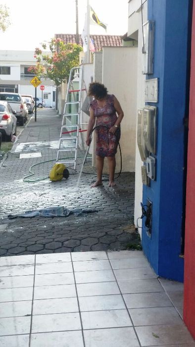 Centro: mulher passa horas desperdiçando água e cena revolta internautas