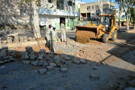 Trecho da Avenida Conceição da Barra passa por fase de nivelamento