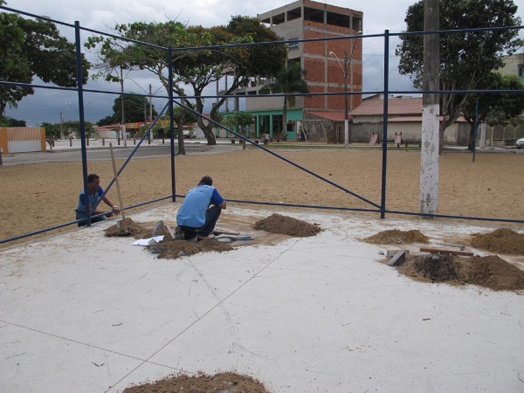 Prefeito passa a tarde visitando obras pela cidade, inclusive a maior praça do município 