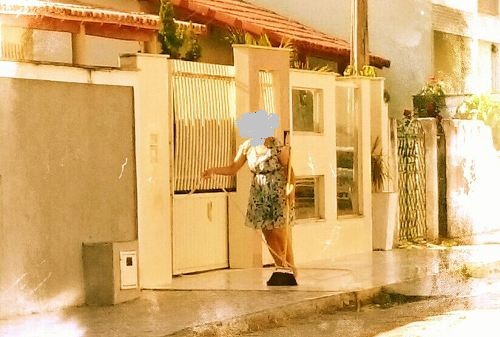 Desperdício: mulher esfrega calçada e “esquece” água na mangueira