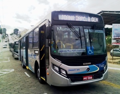Aglomeração de idosos: leitor se impressiona com cena em ponto de ônibus, no Centro de Linhares