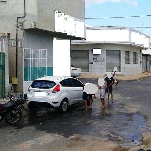 Mais desperdício: homem lava carro por 50 minutos e internauta fica revoltada