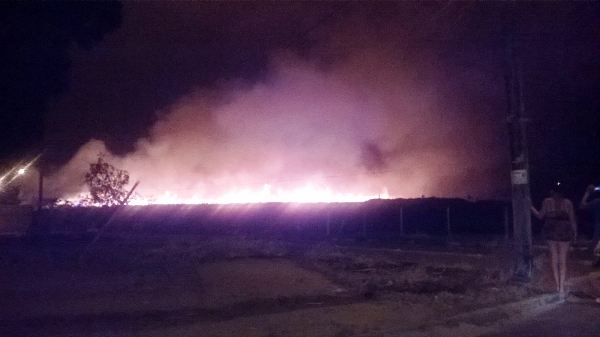 Fogo em canavial assusta moradores do Santa Cruz. Mulher reclama de fuligens