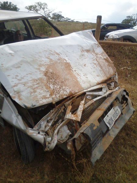 Uno com três ocupantes capota na estrada de acesso entre Pontal e Urussuquara