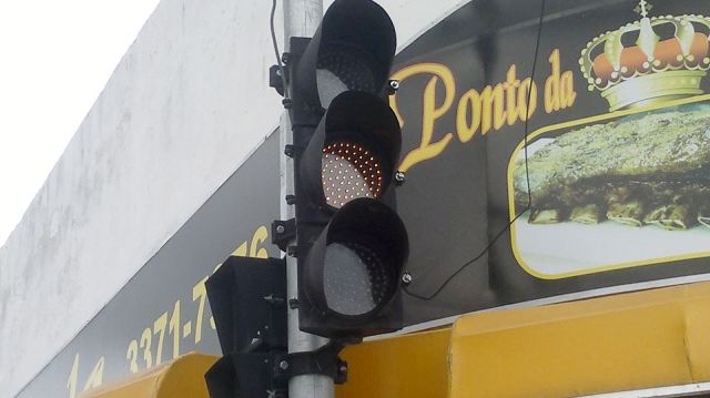 Amarelou: problema em semáforos gera reclamação no bairro Interlagos