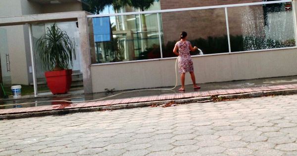 Internauta vê mulher lavando calçada e vidraça e...