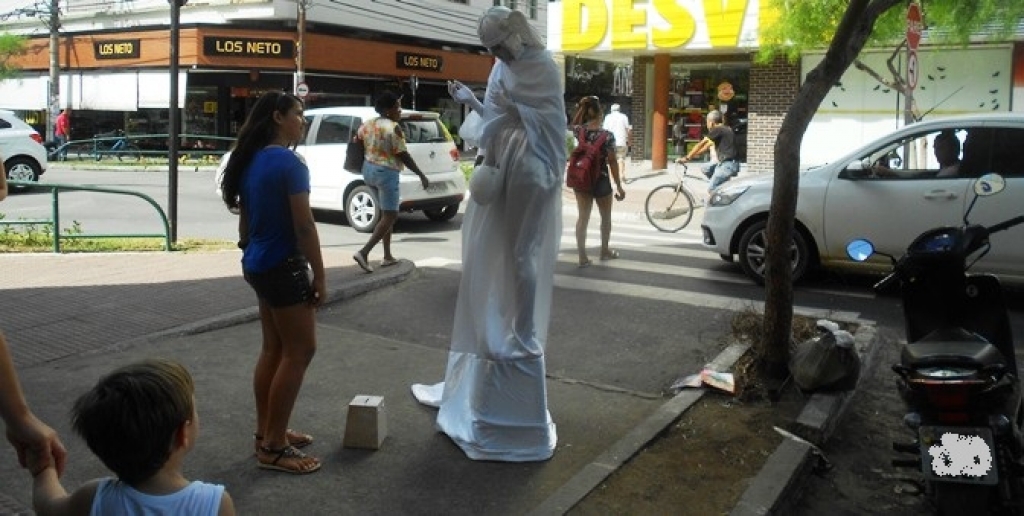 Estátua humana chama a atenção no Centro de Linhares. Saiba quem é ela