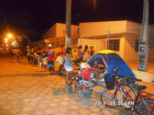 Filas com cadeiras e até barracas para conseguir vagas em CEIMS de Linhares