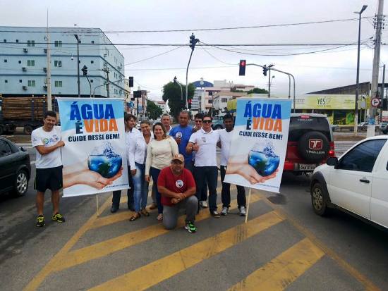 Servidores aproveitam feriado para conscientizar sobre economia de água