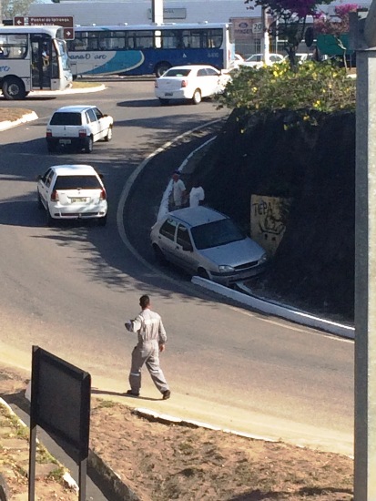 Carro desce na contramão e motorista consegue evitar o pior na entrada de Linhares