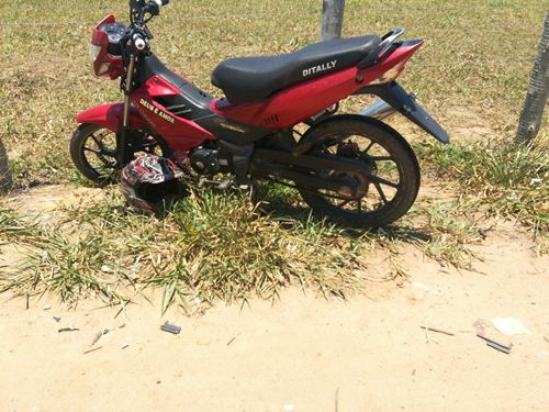 Moto e capacete abandonados na Roberto Calmon