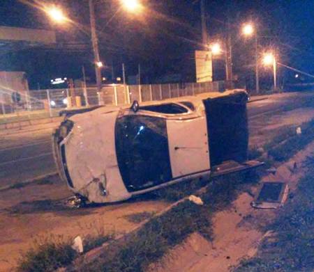 Canivete: carro capota três vezes na BR-101