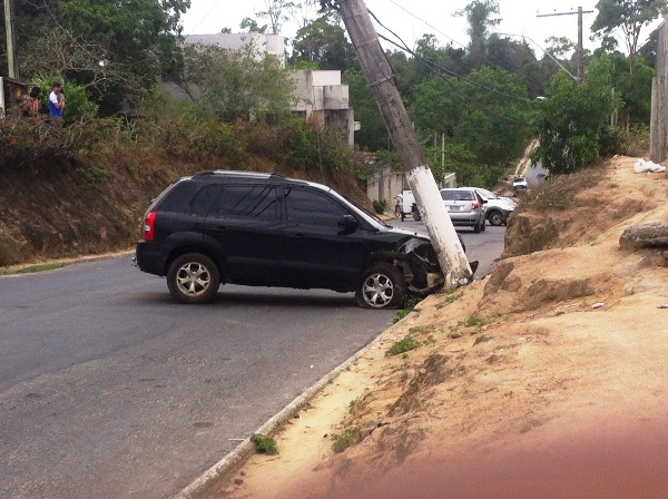 Tucson bate em poste na estrada de acesso ao bairro São José