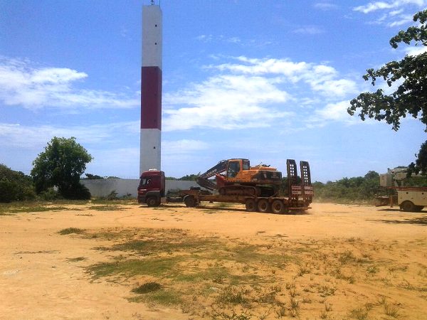 Lama no Rio Doce: domingo de trabalho para reabrir a foz do Rio Doce em Regência