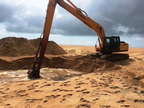 Lama no Rio Doce: prefeito acompanha trabalhos de abertura da boca do rio em Regência