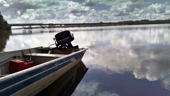 “Se sentindo triste”: Internautas começam fotografar chegada da sujeira no Rio Doce