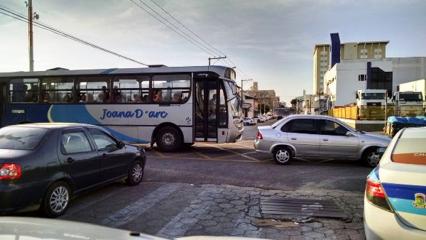 Flagra do leitor: motorista “trava” cruzamento em movimentada avenida no Centro