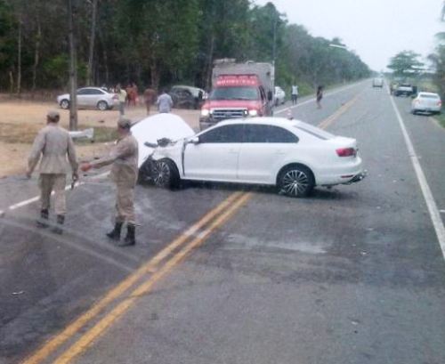 Colisão entre Jetta e Spin deixa quatro feridos na Estrada do Pontal