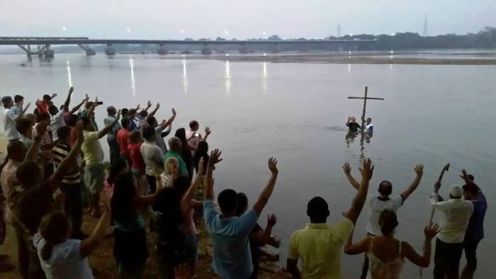 Em Linhares e de madrugada: Oração, cruz e pedido de ressurreição do Rio Doce