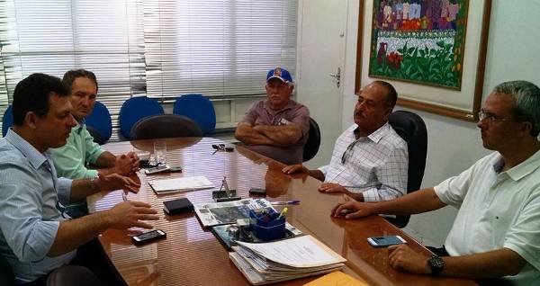 Lama no Rio Doce: Prefeito de Linhares recebe Samarco e cobra informações