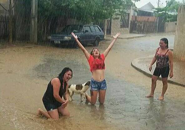 Em Colatina: até cachorro vai para a rua agradecer pela chuva