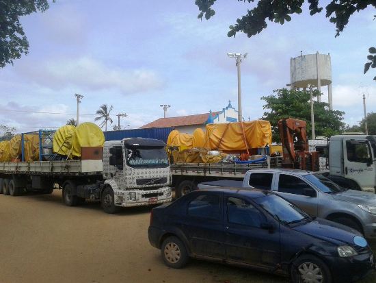 Lama no Rio Doce: chegada de carros da Samarco movimenta Regência