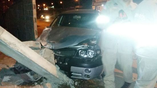 BR-101: Carro bate em muro e acidente deixa dois feridos no Santa Cruz