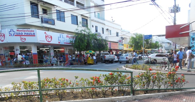 Esquina ‘camelódroma’: tem de tudo nas ruas do Centro de Linhares