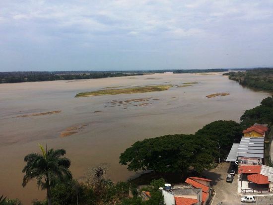 Sobrevoar “lama” sai por até R$ 100. Barragem no Rio Pequeno é reforçada