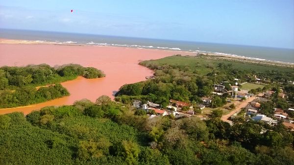 Fotos: É desolador, diz internauta ao ver foz do Rio Doce “de cima”