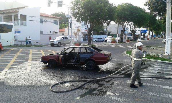 Carro pega fogo perto do Batalhão dos Bombeiros, Centro de Linhares