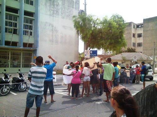 Lama no Rio Doce: pescadores e ribeirinhos fazem protesto em frente a prefeitura
